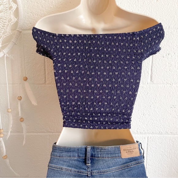 Guess Off-Shoulder Crop Top - Picture 4 of 12